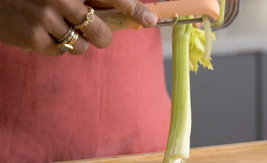 how to use a vegetable peeler