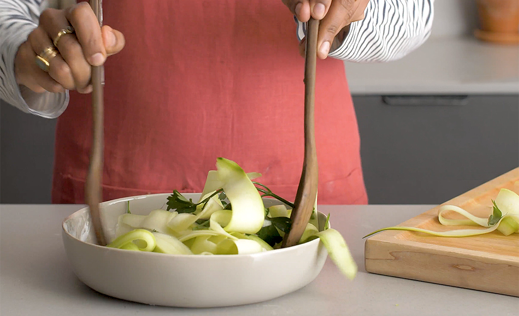how to use a vegetable peeler