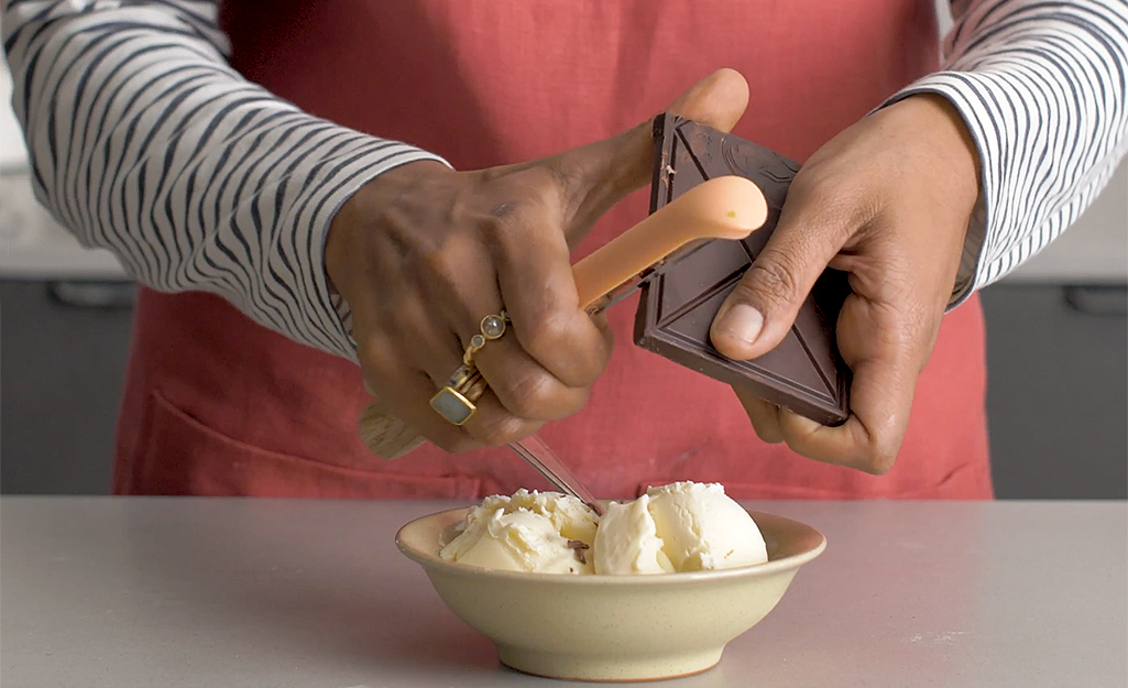 how to use a vegetable peeler