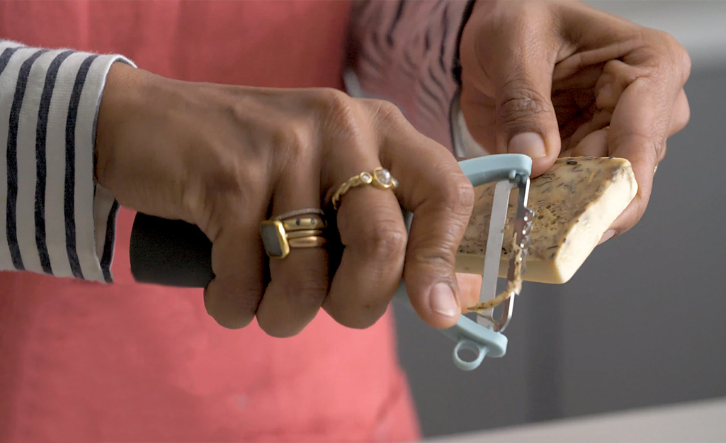 how to use a vegetable peeler