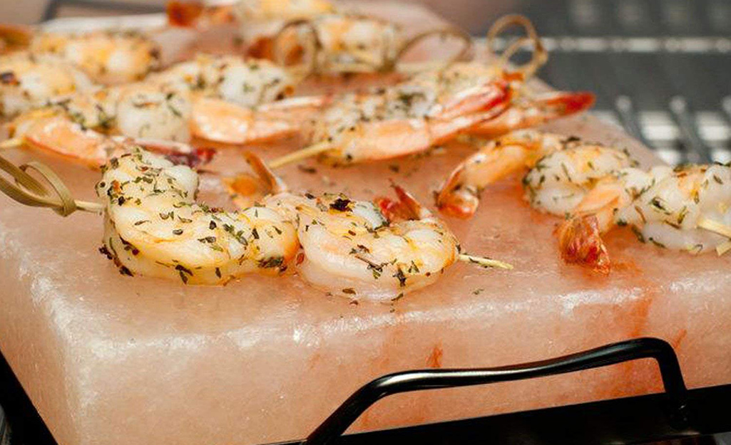 https://contentgrid.homedepot-static.com/hdus/en_US/DTCCOMNEW/Articles/5-holiday-gift-ideas-for-the-savvy-griller-2022-section-4.jpg