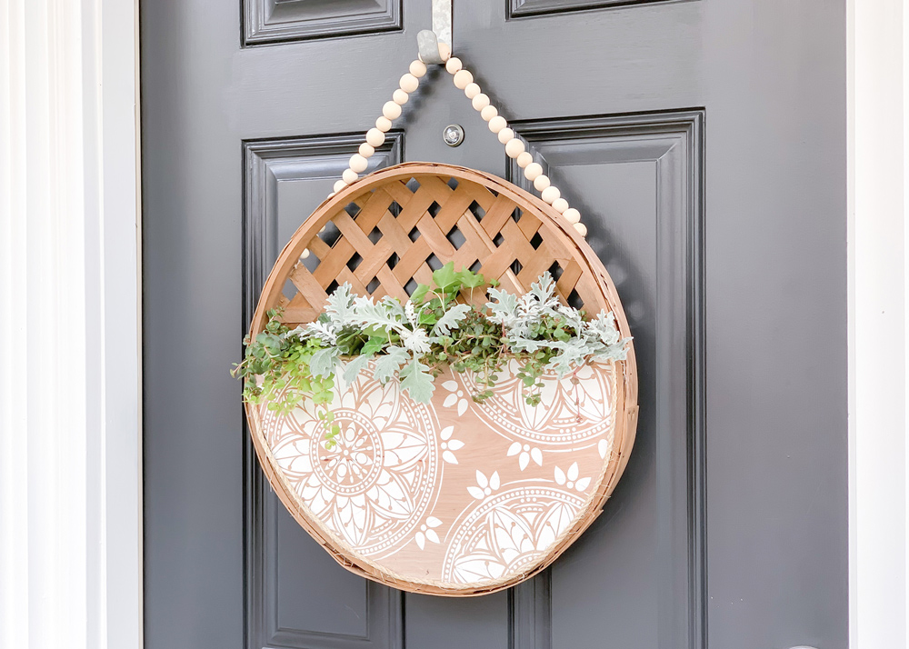 Shot of finished wreath on door from right