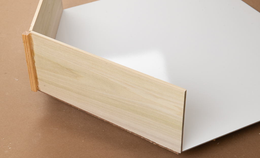 The roof of the wooden dollhouse is attached. The roof of the wooden dollhouse is attached.
