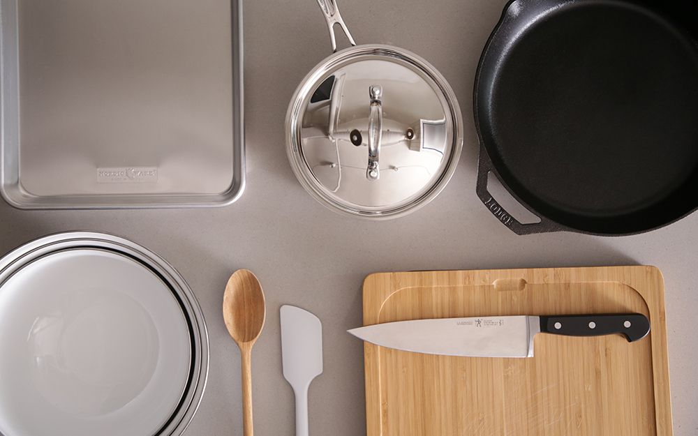 FIRST APARTMENT CHECKLIST: KITCHEN ESSENTIALS