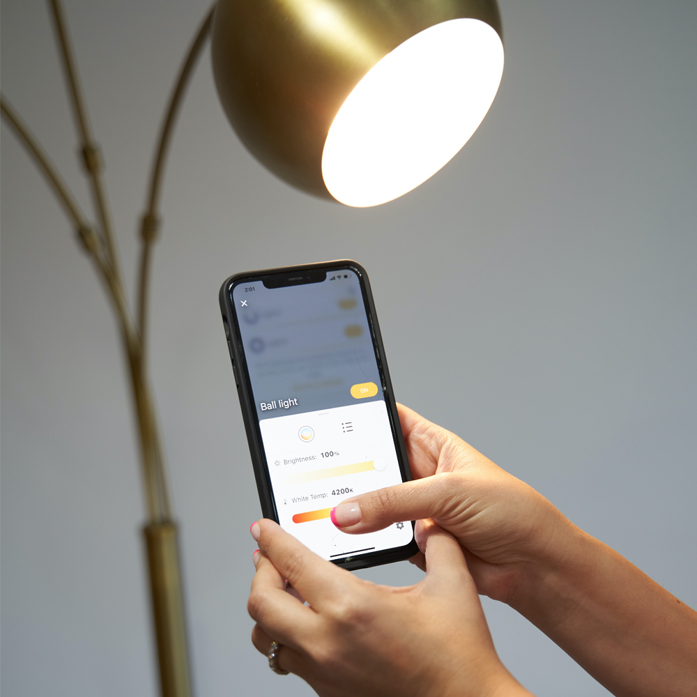 Using the hubspace app to turn on a lamp 