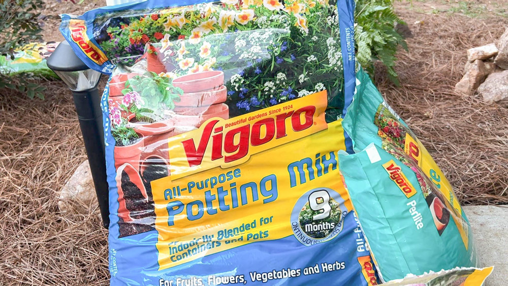 Close up of Vigoro All Purpose Potting Mix.
