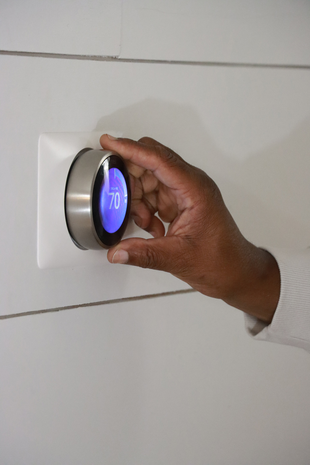 Adjusting the newly installed thermostat at home.