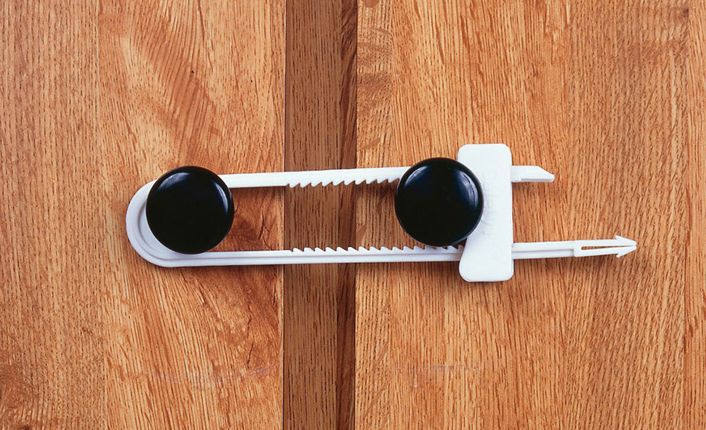 Cabinets are locked with cabinet latches. Cabinets are locked with cabinet latches.