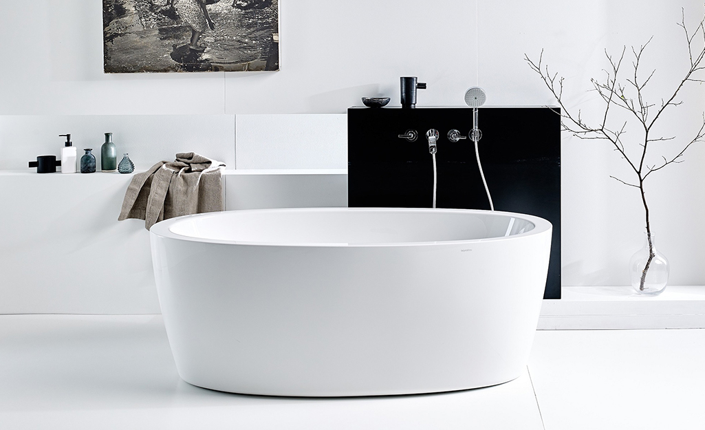 Round bathtub installed with rectangular sinks. Round bathtub installed with rectangular sinks.