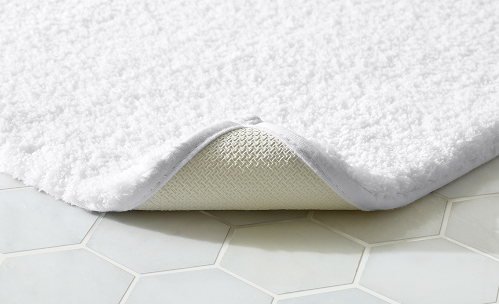 https://contentgrid.homedepot-static.com/hdus/en_US/DTCCOMNEW/Articles/best-bath-mats-and-bath-rugs-for-your-bathroom-2023-section-5.jpg