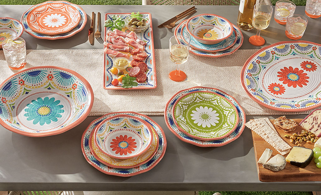 This table is set with tableware the complement grilling activities. This table is set with tableware the complement grilling activities.