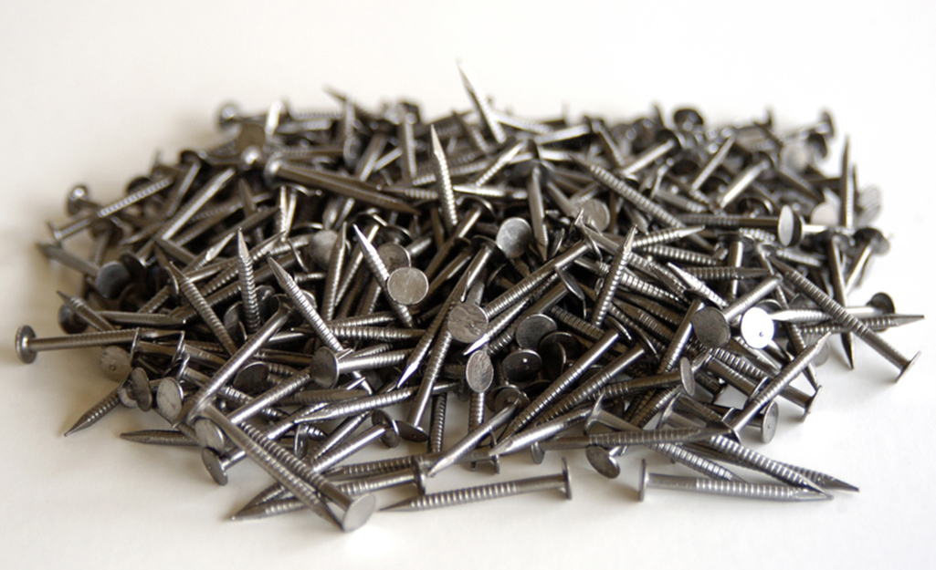 A pile of drywall nails with ringed shanks.