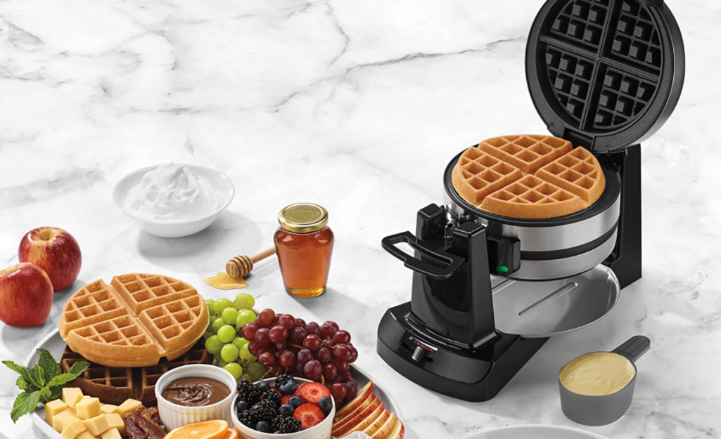 BLACK+DECKER Rotating Waffle Maker with Dual Cooking Plates, Black, WMD200B