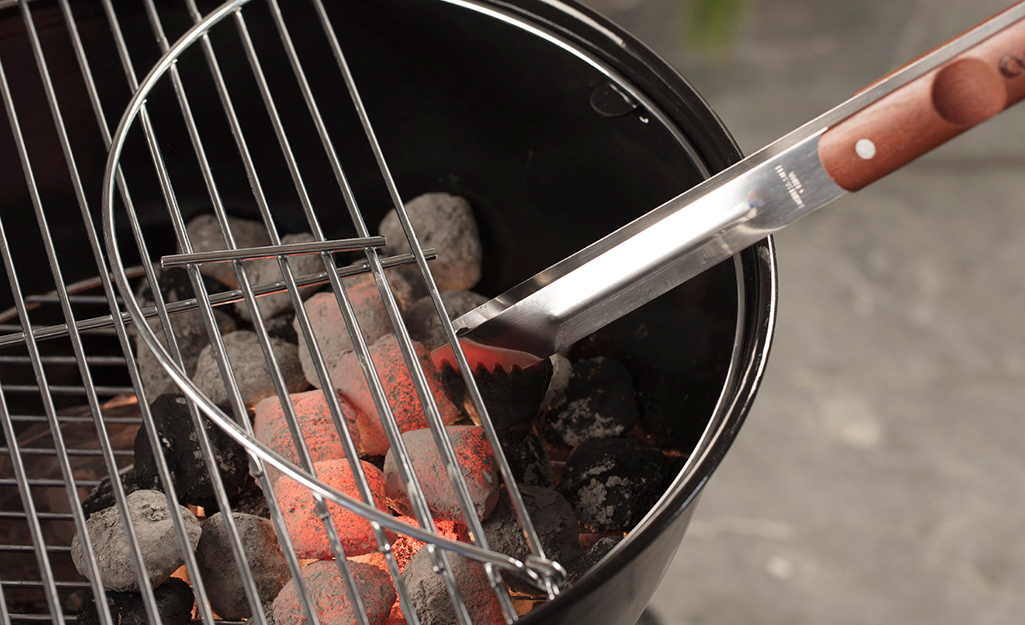 https://contentgrid.homedepot-static.com/hdus/en_US/DTCCOMNEW/Articles/charcoal-grill-guying-guide-section-5.jpg