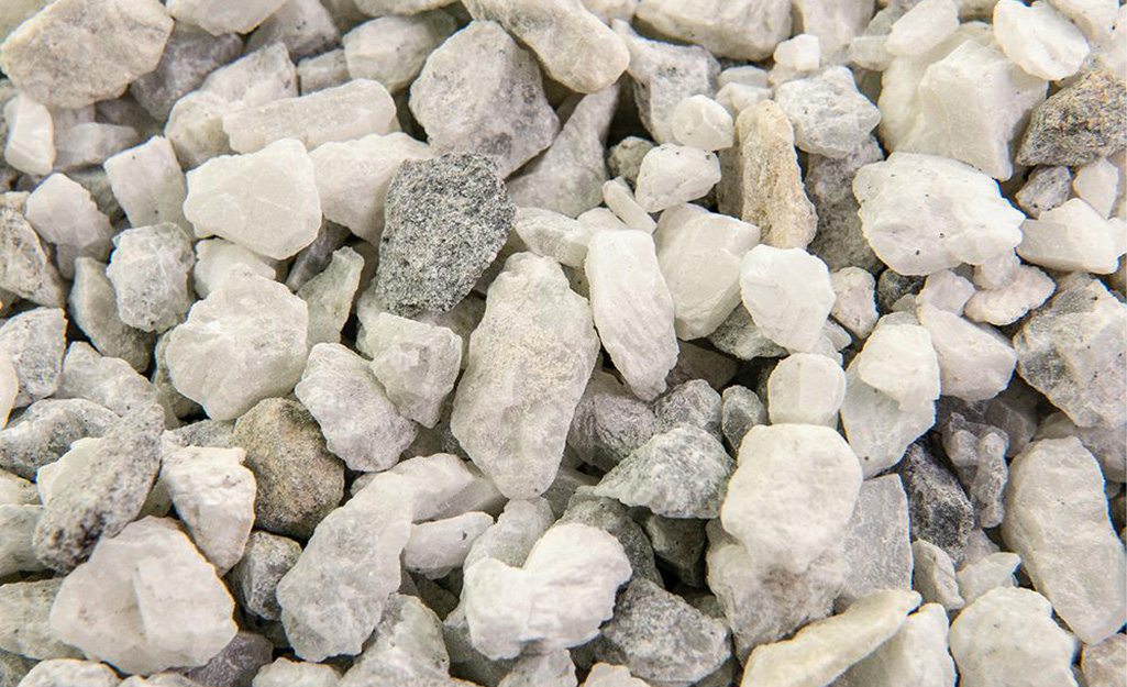 Щебень скала. За за белые камни в тонне песка. Pea Gravel Home Depot. Ground Type of Stone.