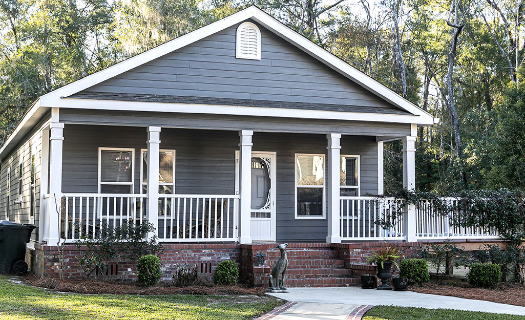 A porch clean and ready to decorate.