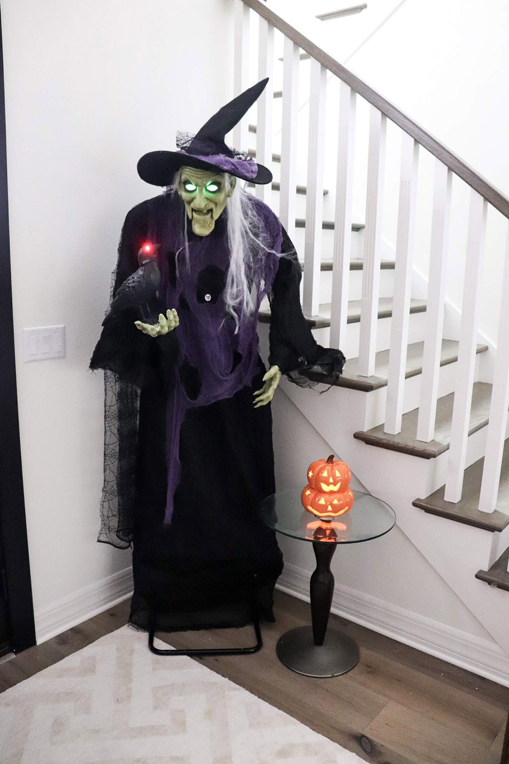 https://contentgrid.homedepot-static.com/hdus/en_US/DTCCOMNEW/Articles/family-friendly-outdoor-halloween-decor-image-8.jpg