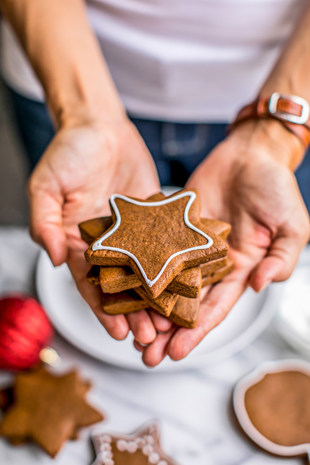 https://contentgrid.homedepot-static.com/hdus/en_US/DTCCOMNEW/Articles/holiday-gingerbread-cookie-recipe-image-12.jpg