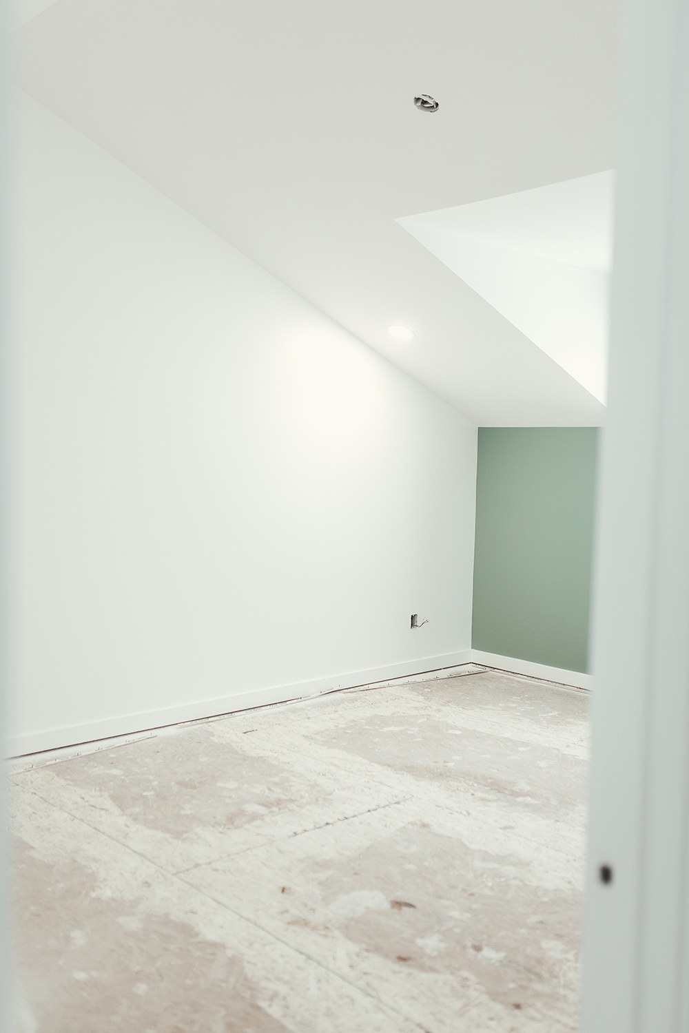 An empty room with no carpet 