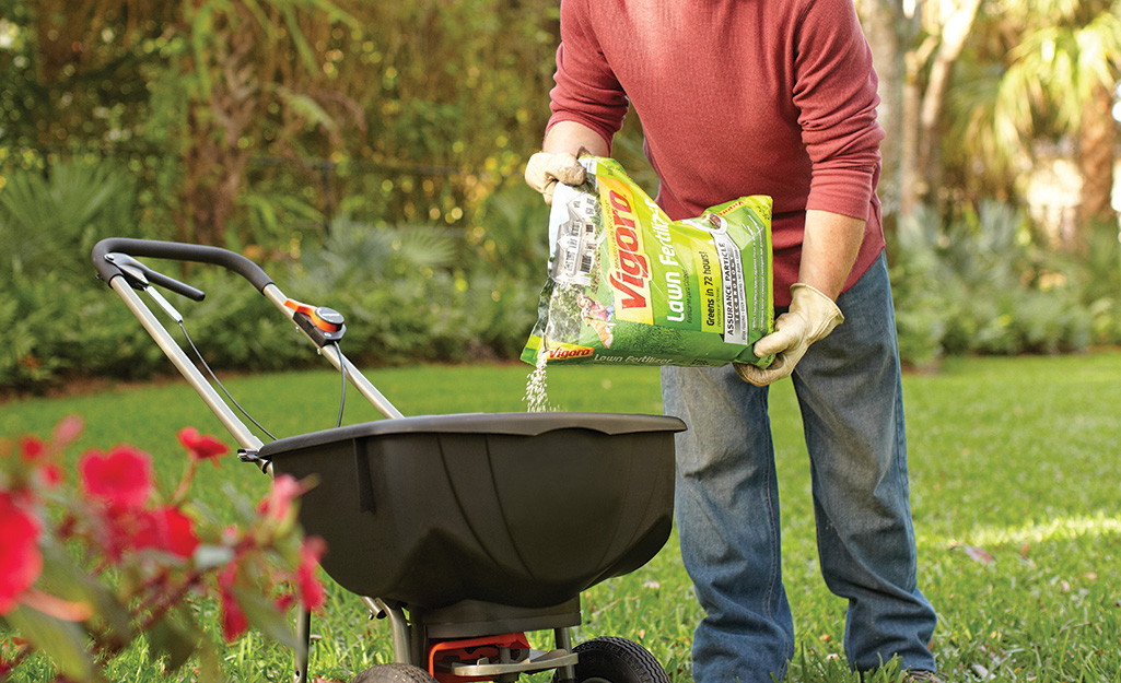 Grass store hole puncher