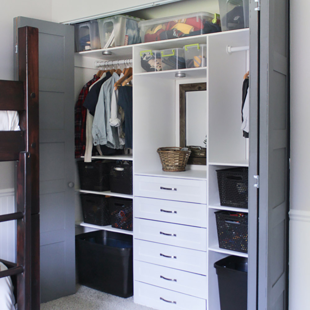 https://contentgrid.homedepot-static.com/hdus/en_US/DTCCOMNEW/Articles/how-to-build-a-small-closet-organizer-hero.jpg