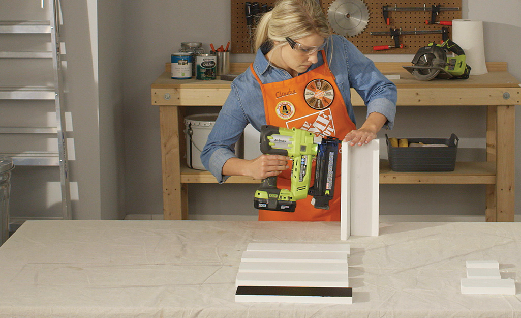 Build a small staircase-like structure by attaching pieces together/Small staircase-like structure Build a small staircase-like structure by attaching pieces together/Small staircase-like structure