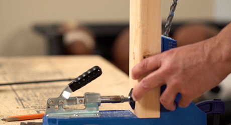 Use a jig to create pocket holes in the frame pieces to make the joining secure. Use a jig to create pocket holes in the frame pieces to make the joining secure.