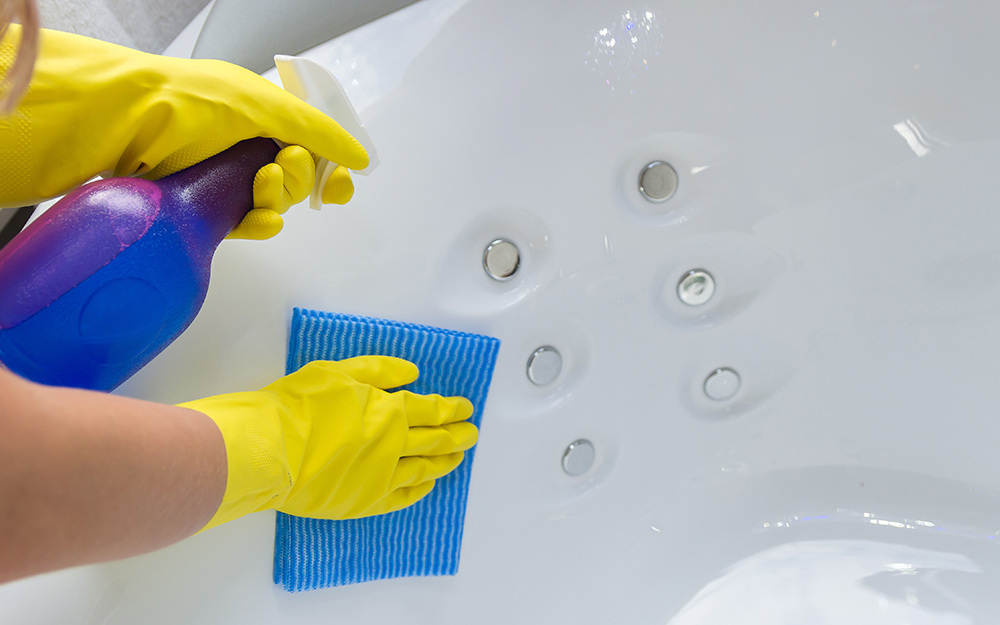 The Easiest Way to Clean a Tub