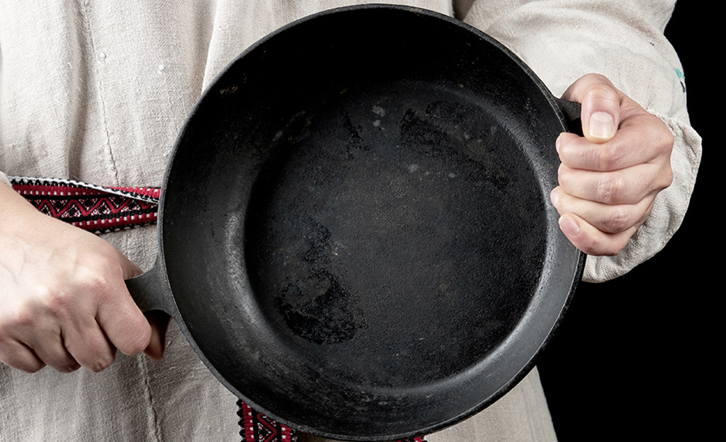 https://contentgrid.homedepot-static.com/hdus/en_US/DTCCOMNEW/Articles/how-to-clean-a-cast-iron-skillet-2022-step-2.jpg