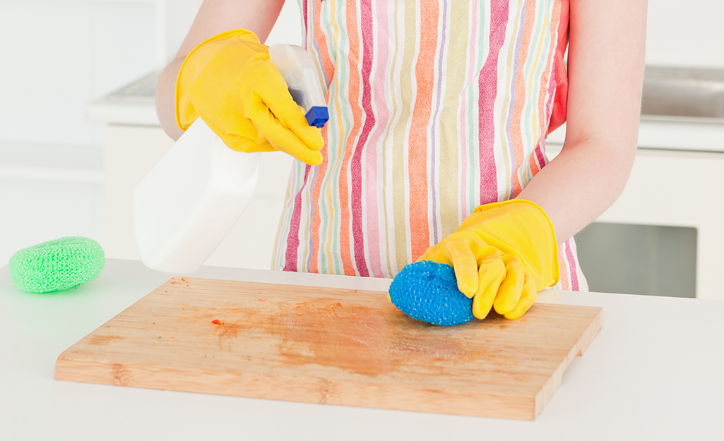 How to clean a wooden cutting board and get rid of stains