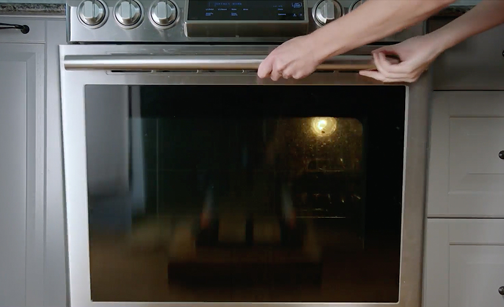 HOW TO CLEAN YOUR OVEN LIKE A PROFESSIONAL 