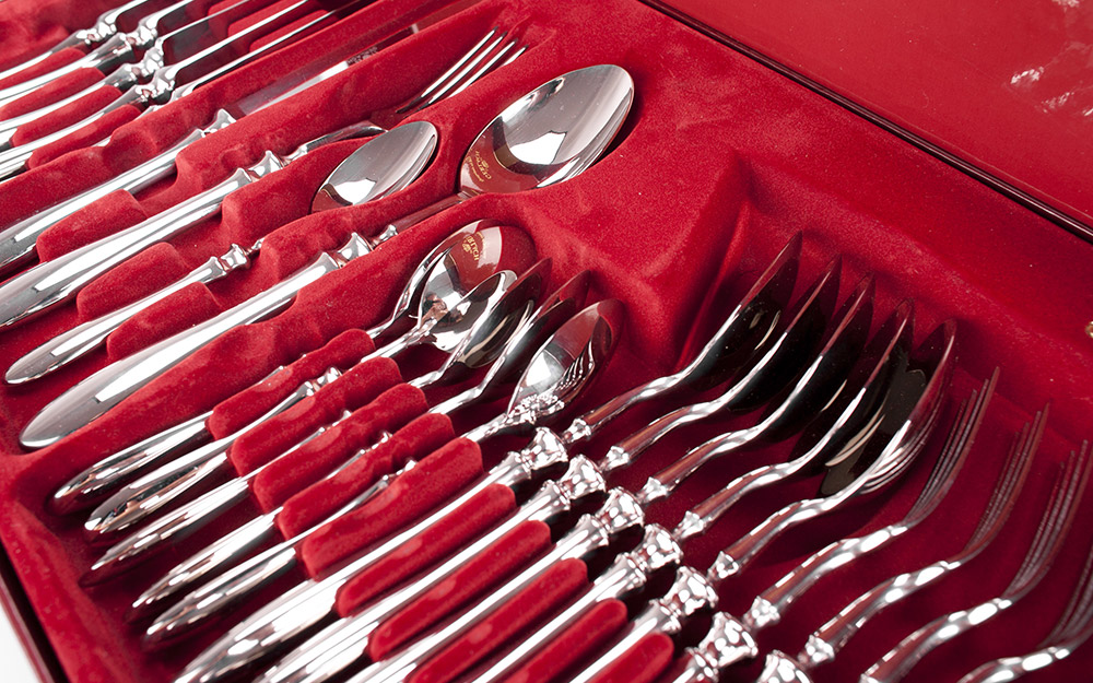 A silverware set in a padded box. A silverware set in a padded box.