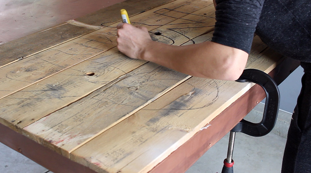 How to Cut Holiday Letters With a Jigsaw