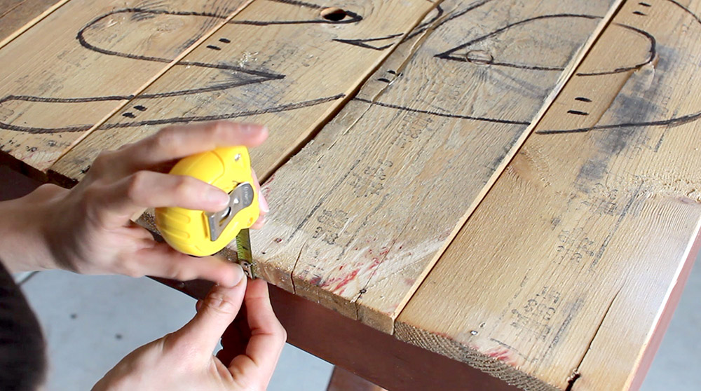 How to Cut Holiday Letters With a Jigsaw