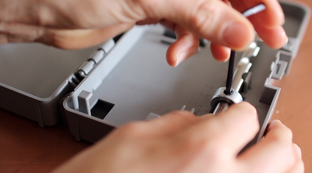 How to Cut Holiday Letters With a Jigsaw