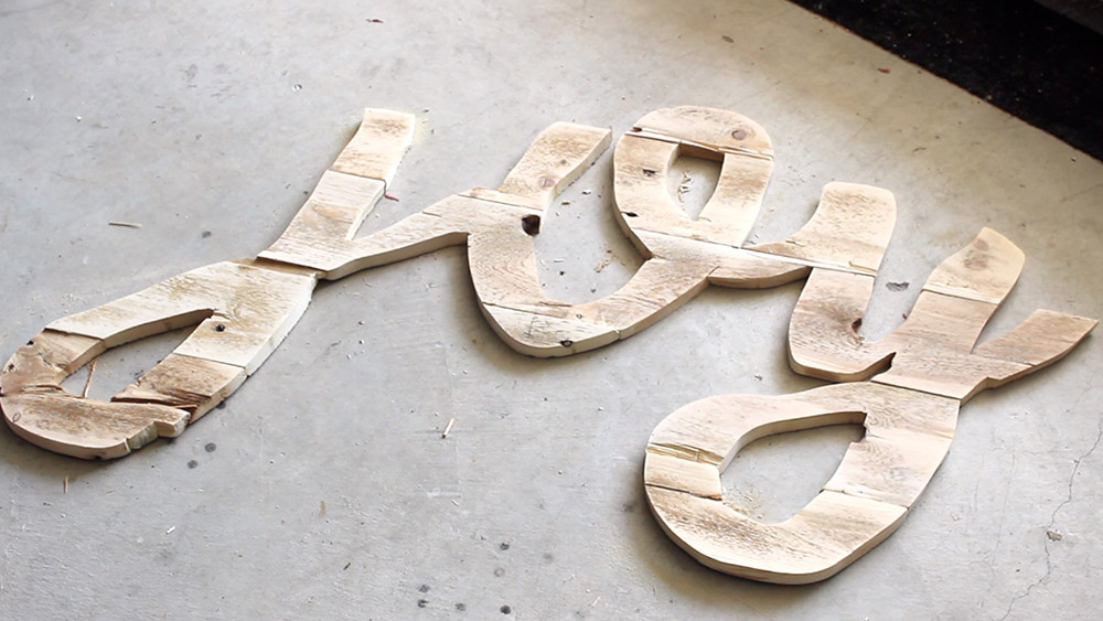 How to Cut Holiday Letters With a Jigsaw