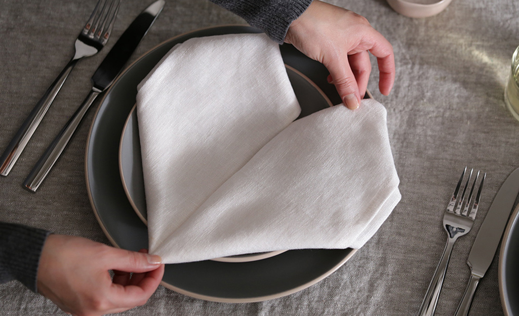 https://contentgrid.homedepot-static.com/hdus/en_US/DTCCOMNEW/Articles/how-to-fold-a-napkin-11-ways-step-8.jpg