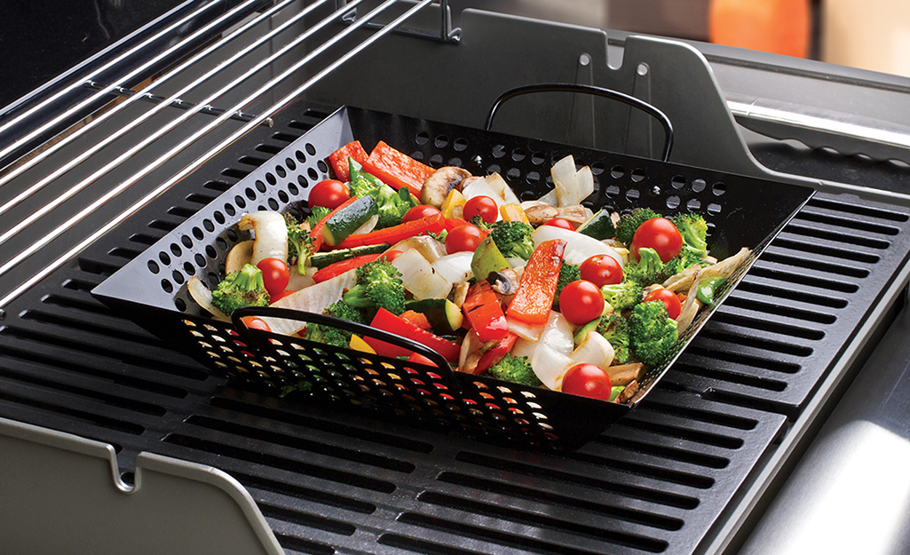 How to grill vegetables in a grill basket