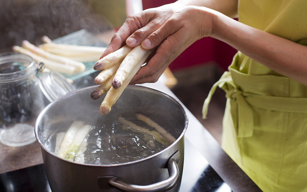 Cooking asparagus. Cooking asparagus.