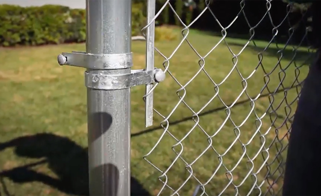 Chain link shop fence installation