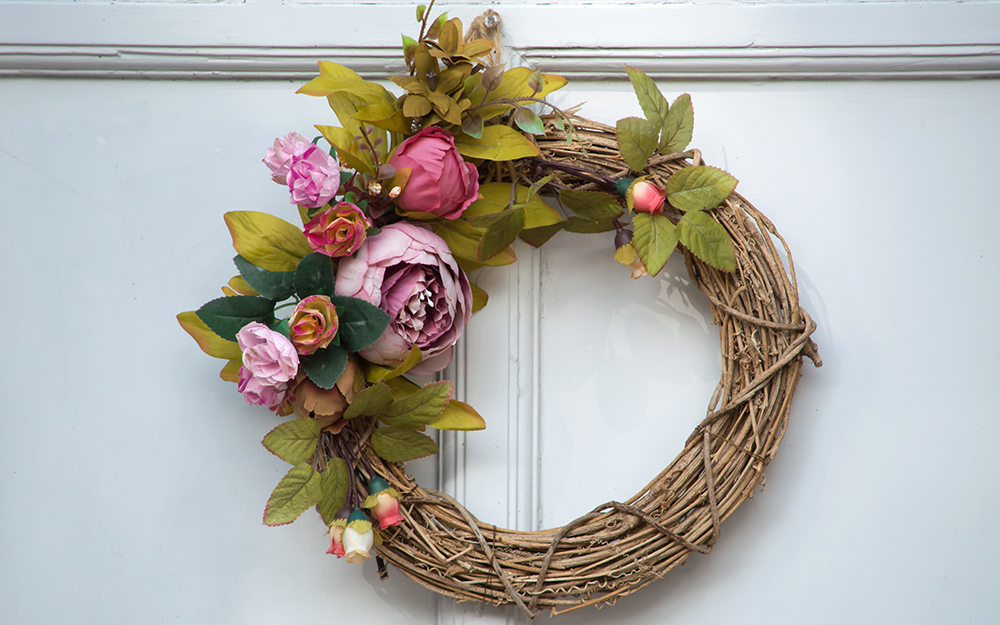 How to Make a Miniature Spring Wreath with Dried Flowers