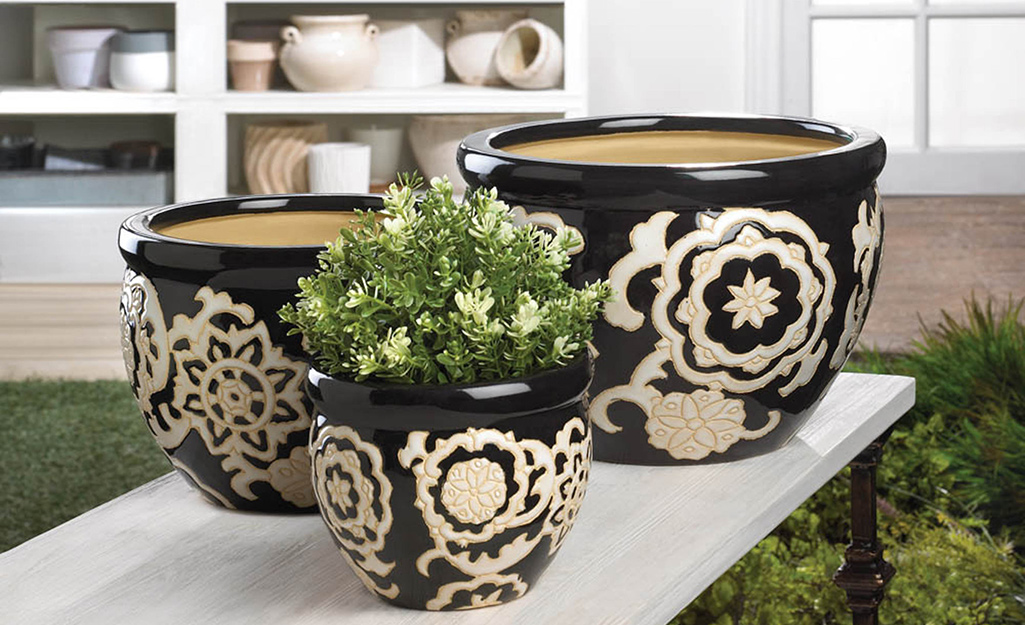 Matching planters in different sizes.