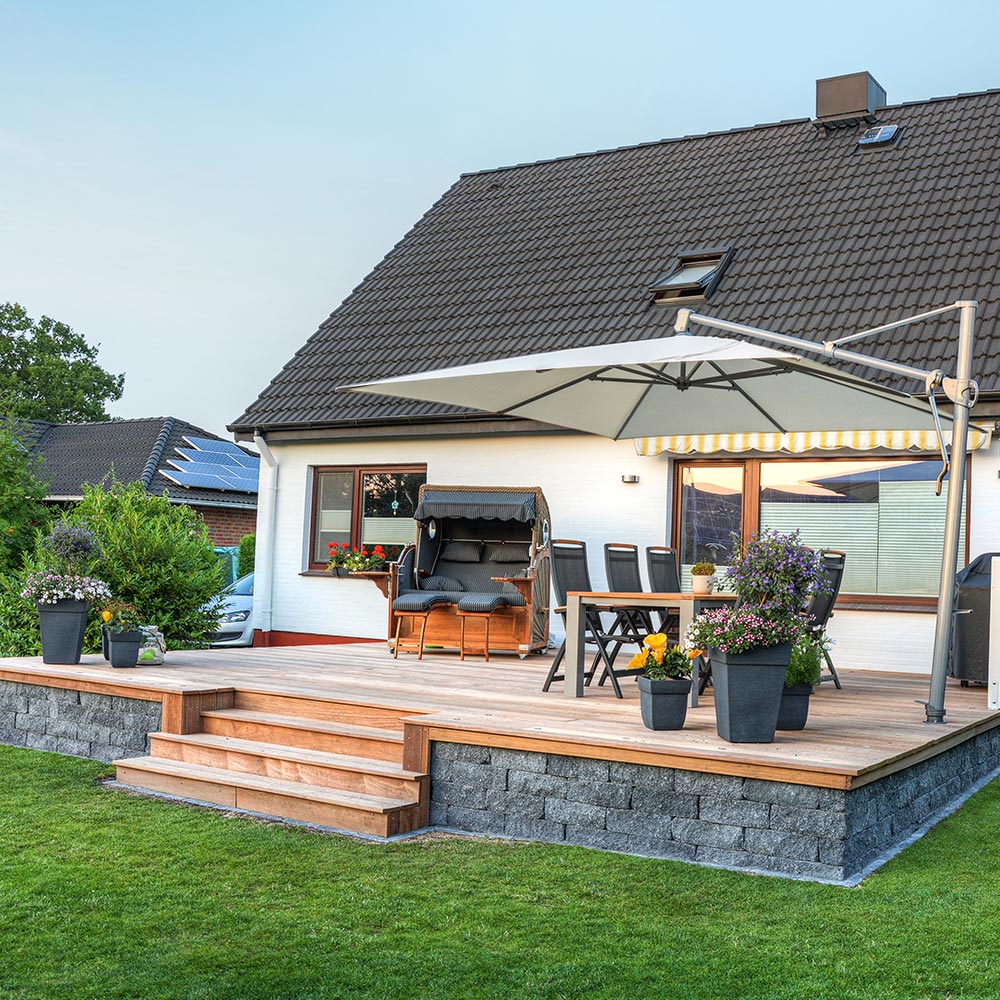 A rail-free wood deck made with an outdoor eating area. 