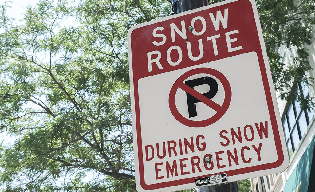 Sign showing the snow route in case of an emergency.