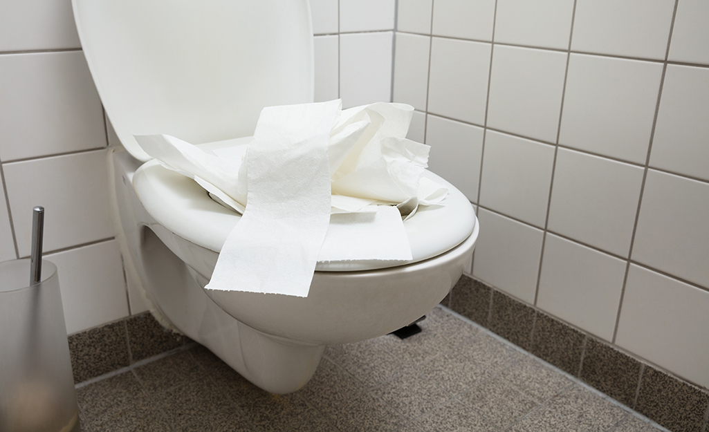 Une abondance de papier toilette dans une cuvette de toilette,