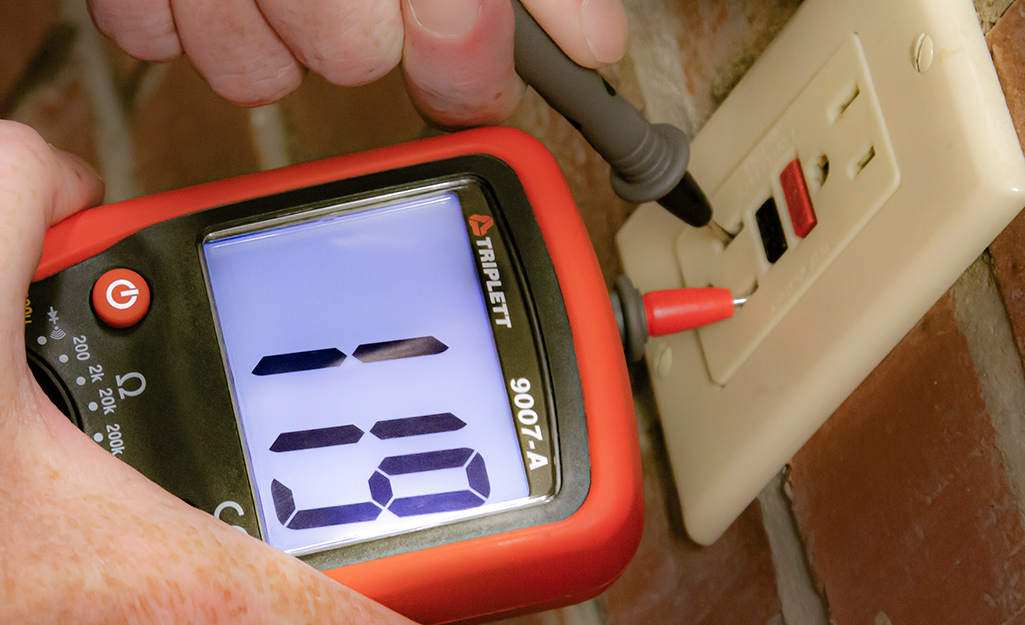 Use voltmeter deals to test outlet