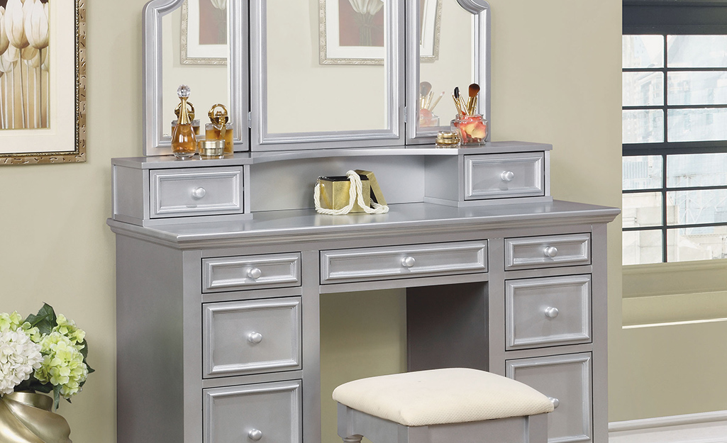 Featured image of post Small Floating Makeup Vanity - Makeup vanity with lights looks great!