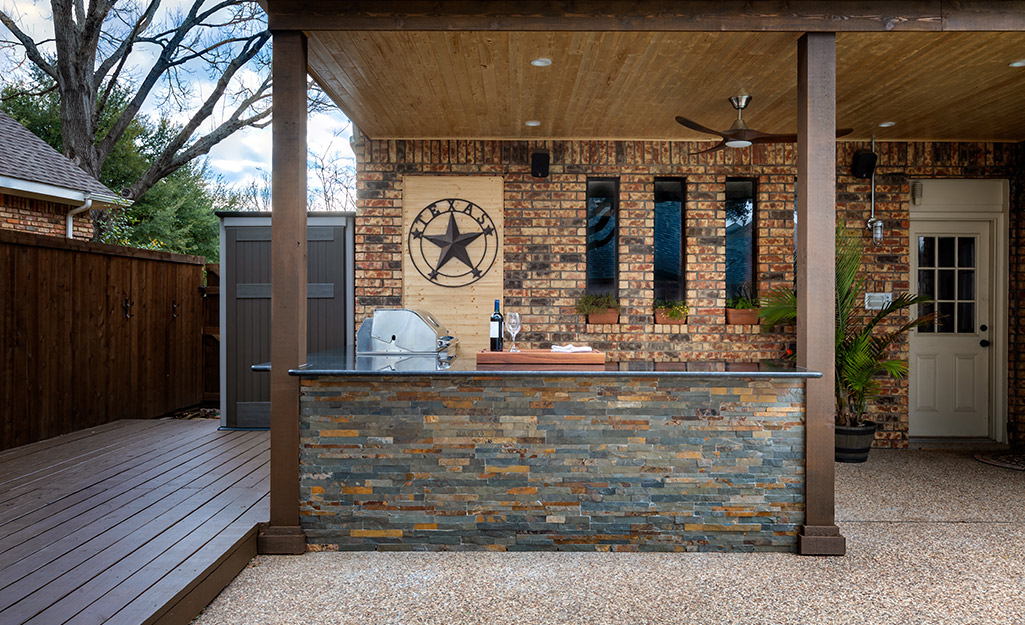 An outdoor kitchen island with stacked stone.