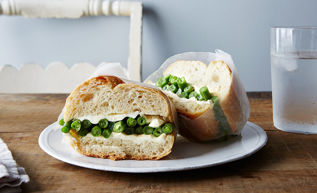 A green bean sandwich on a plate A green bean sandwich on a plate