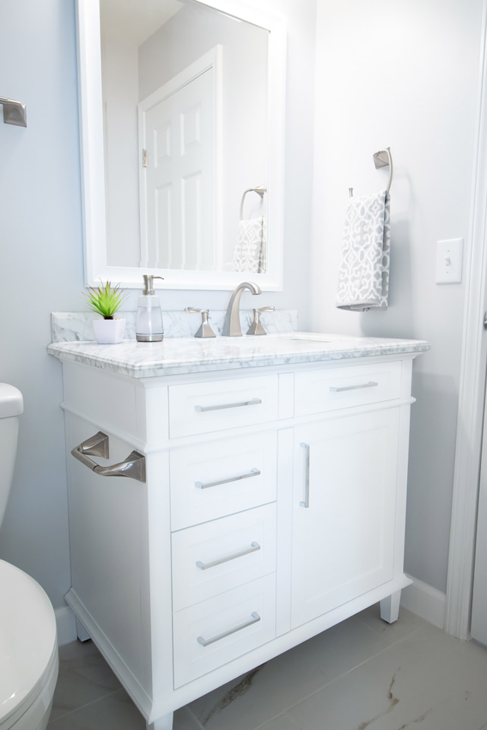 https://contentgrid.homedepot-static.com/hdus/en_US/DTCCOMNEW/Articles/small-bathroom-renovation-with-delta-upstile-image-18.jpg